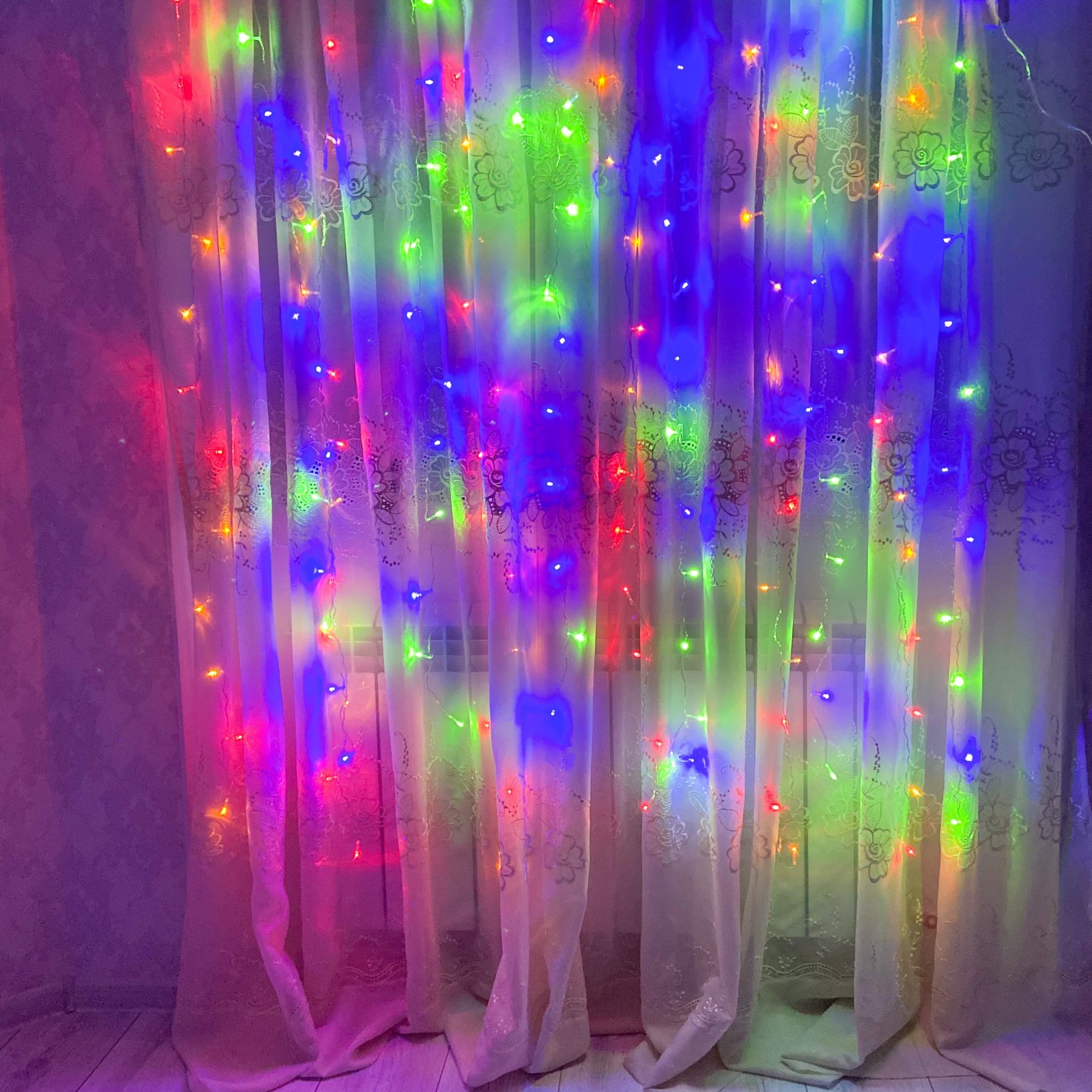 girlyanda-svetodiodnaya-shtora-na-prozrachnom-provode-multi-144-led-1.51.5-m-55781855268027.jpg